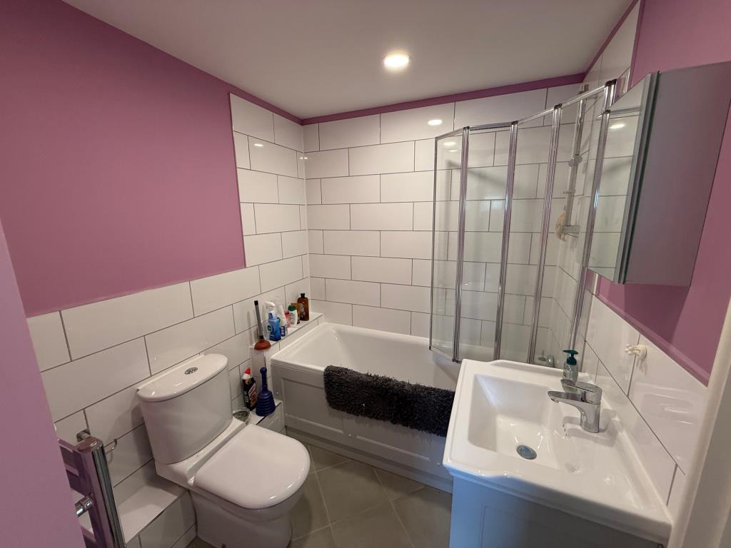 Lot: 108 - FLAT FOR INVESTMENT - Bathroom with modern suite